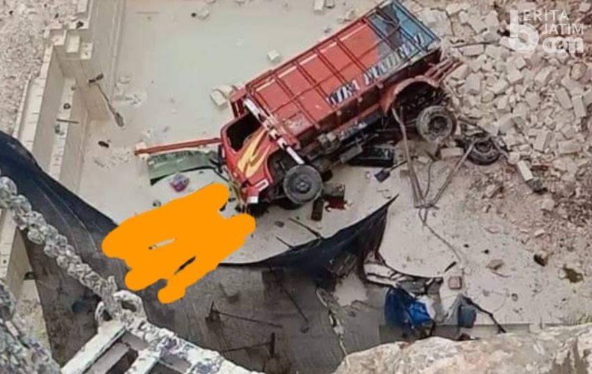 Truk Muat Batu Kapur Jatuh ke Dasar Tambang, Sopir Selamat