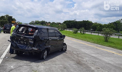 Ban Meletus, Minibus Hantam Pagar Tol, 2 Orang Terluka