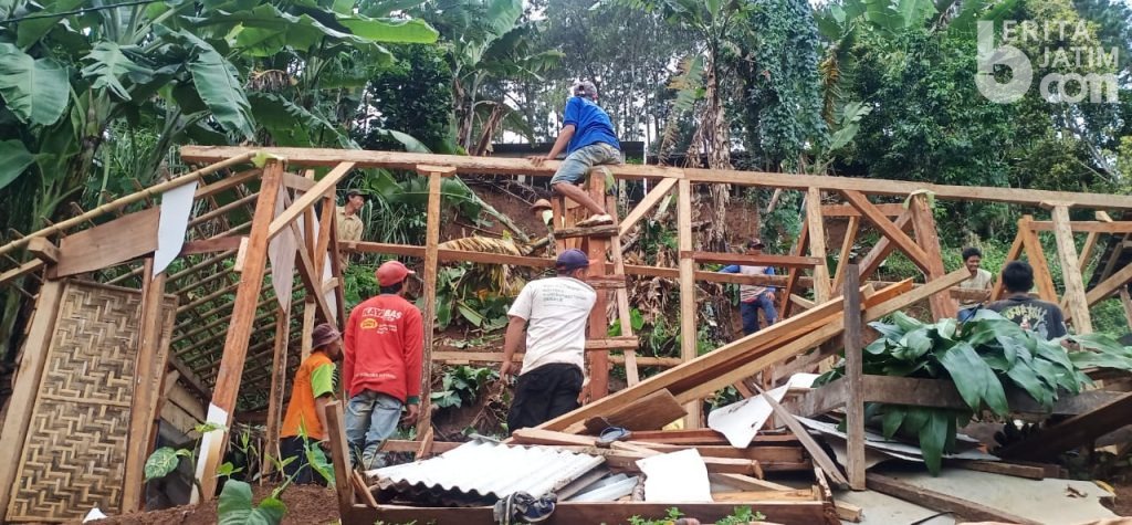 Longsor, Tebing 15 Meter di Lereng Wilis Timpa Rumah