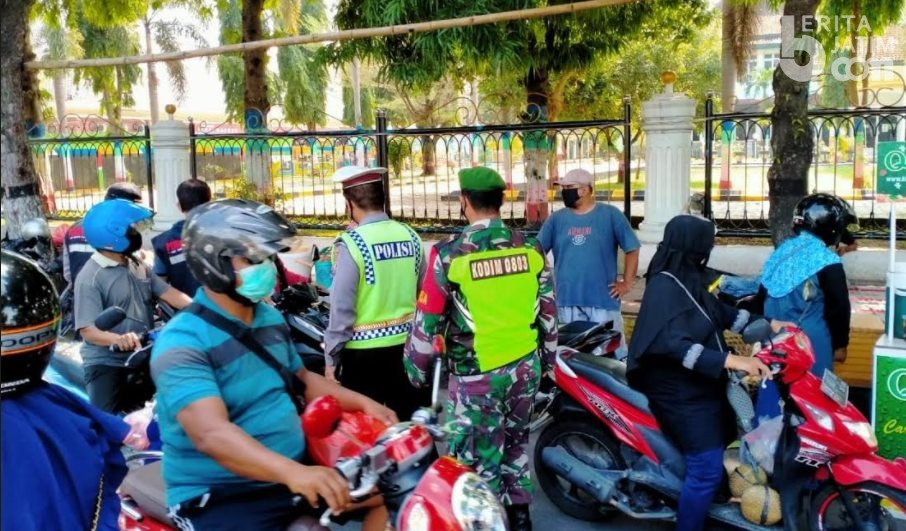 Aparat Gabungan Operasi Yustisi di Bundaran Serayu Madiun