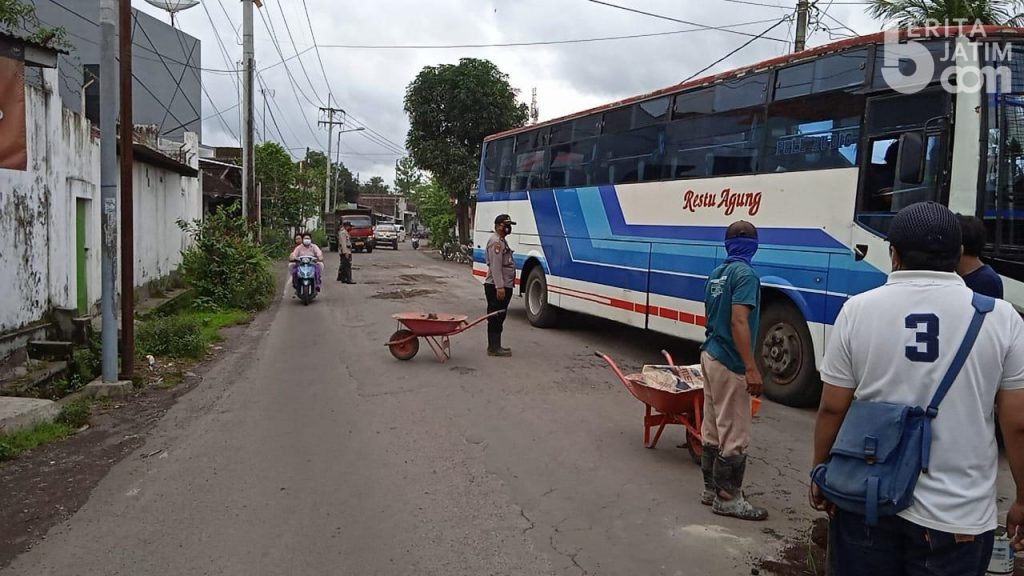 Polisi Tambal Jalan Berlubang di Jember yang Bawa Korban