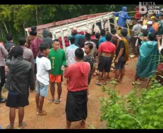 Truk Terguling di Sampang, Dua Orang Meninggal Tertimpa Muatan