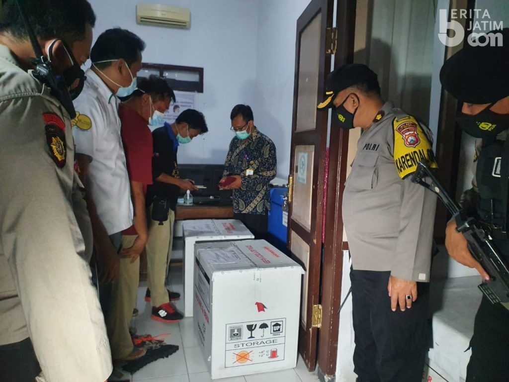 Vaksin di Situbondo Dijaga Ketat Polisi