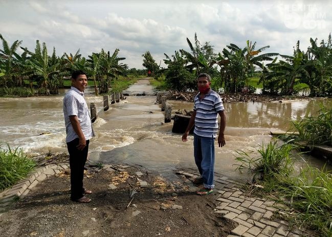 Diterjang Anak Sungai Kali Lamong, Jembatan Antar Desa di Gresik Putus