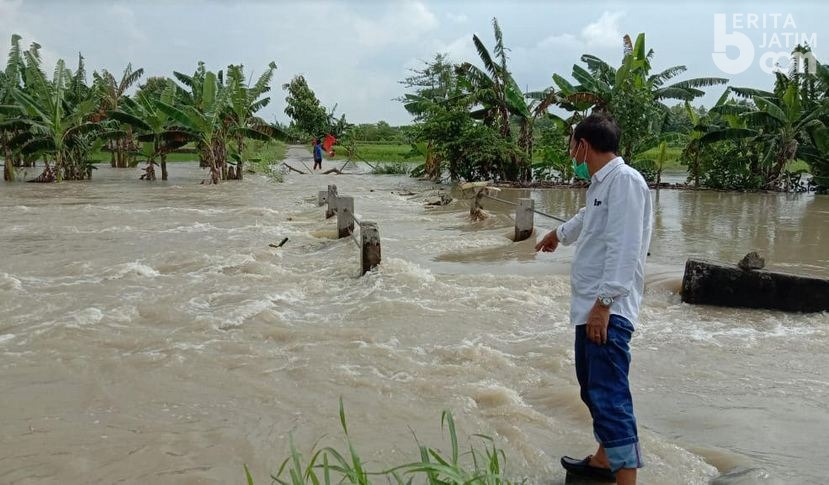 Kondisi Jembatan Penghubung Desa di Benjeng Gresik Semakin Parah