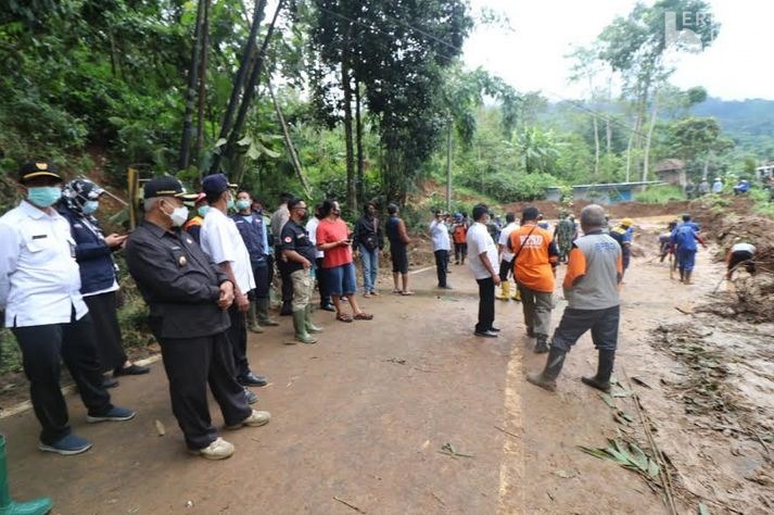 Tanah Longsor Putuskan Jalur Darat Malang-Kediri, Abah Sanusi Terjun ke Lokasi