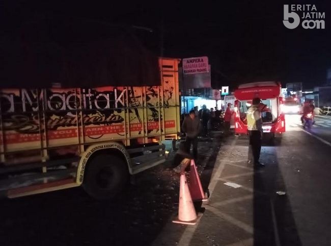Suami, Istri, dan Anak Meninggal Tertabrak Truk