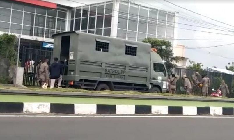 Tempati Gedung Kosong di Tuban, Anak Punk Digaruk Satpol PP