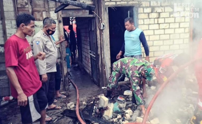 Lemari Plastik Keluarkan Asap, Rumah Warga Tuban Ludes Terbakar