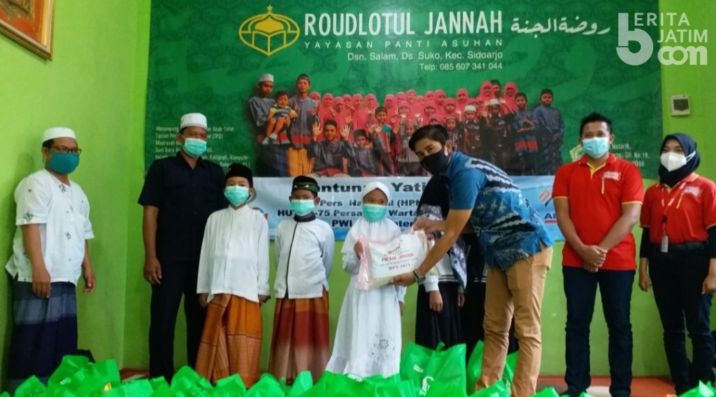 PWI Sidoarjo Gelar Baksos di Panti Asuhan