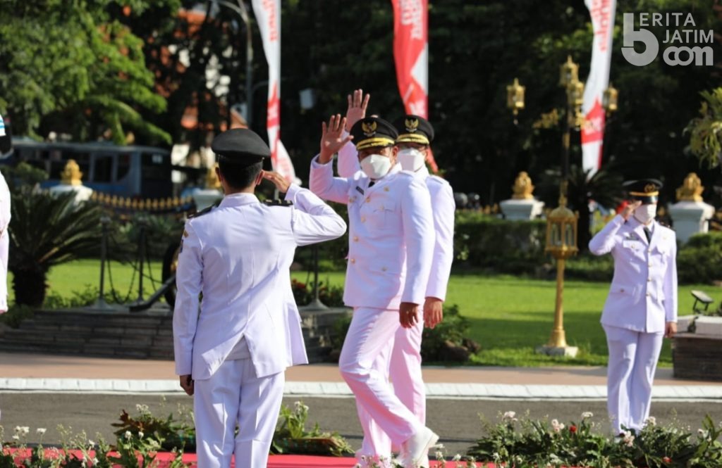 Detik-detik Gus Muhdlor-Subandi Sebelum Dilantik Lambaikan Tangan ke Wartawan