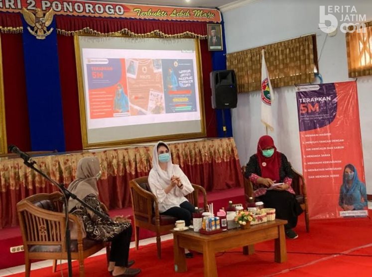 Arumi Bachsin Ajak Remaja Perempuan Jatim Diet yang Benar