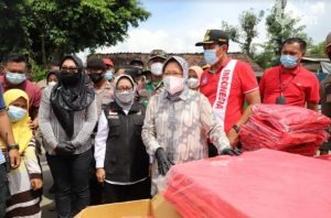 Kunjungi Korban Banjir Jombang, Mensos Risma Bawa 2 Truk Bantuan