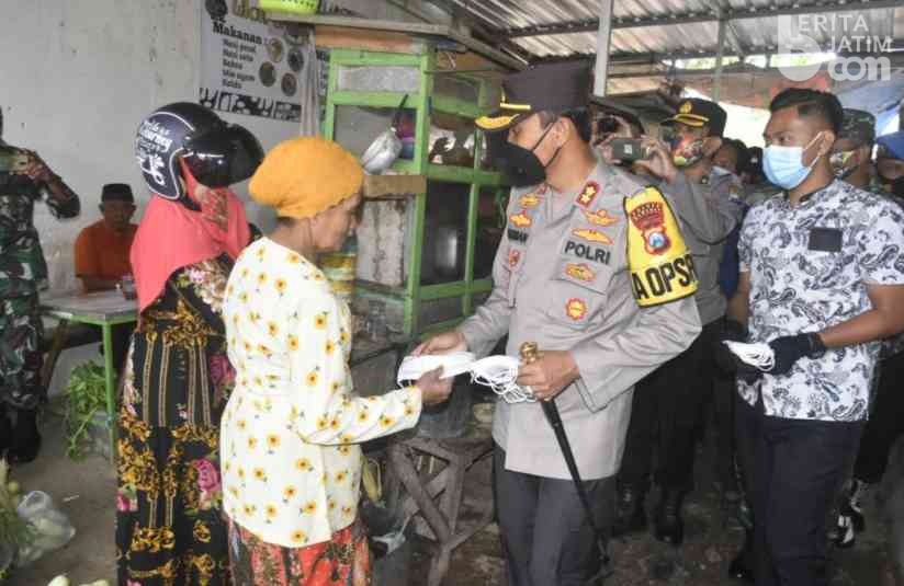 Kapolres Sumenep Rutin ‘Blusukan’ Bagi Masker