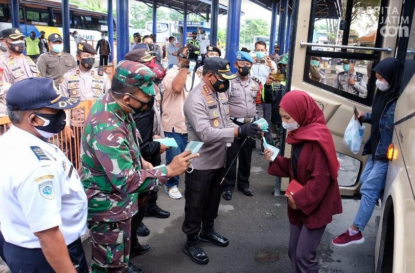 Kapolresta Sidoarjo Bagikan Masker di Terminal Purabaya