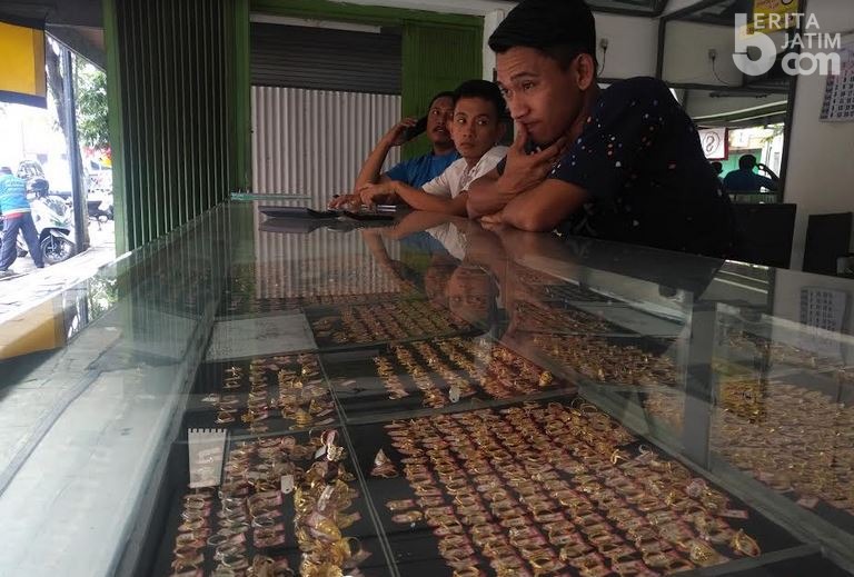 Jelang Imlek, Harga Perhiasan Emas di Sampang Anjlok