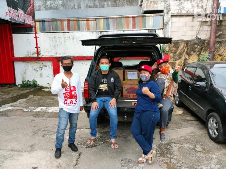 Putra Risma Bantu Korban Banjir Jombang