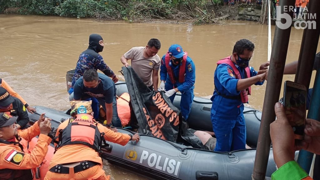 Jasad Pengendara Motor Asal Driyorejo yang Tercebur Sungai Kalimas Ditemukan