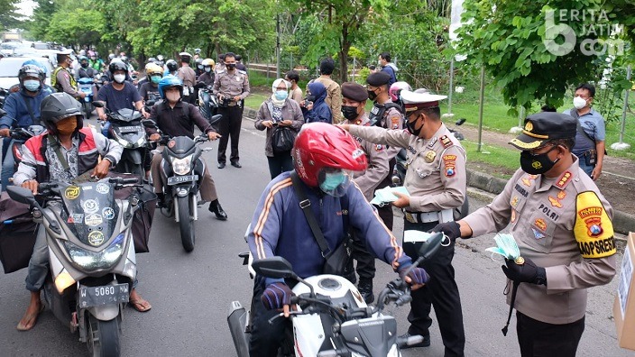 Kapolresta Sidoarjo Bagikan 10.000 Masker