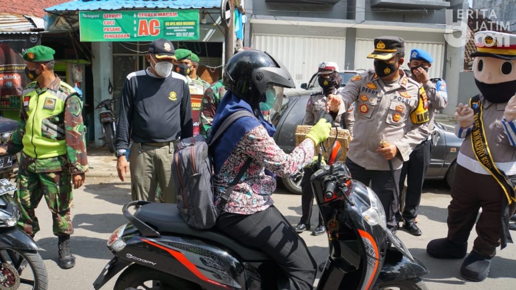 Bagi-bagi Masker, Polresta Mojokerto Hadirkan Boneka Lantas Bermasker