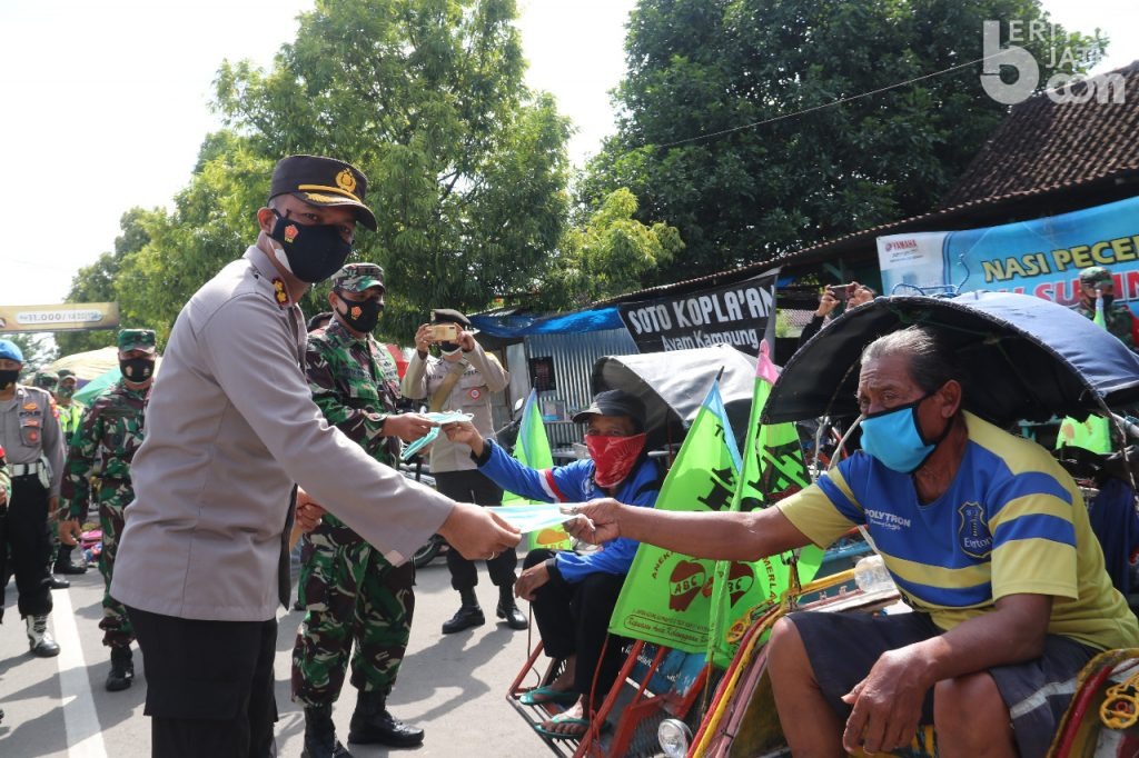 Kapolres-Satgas Covid-19 Bagikan 1000 Masker di Pasar Besar Ngawi