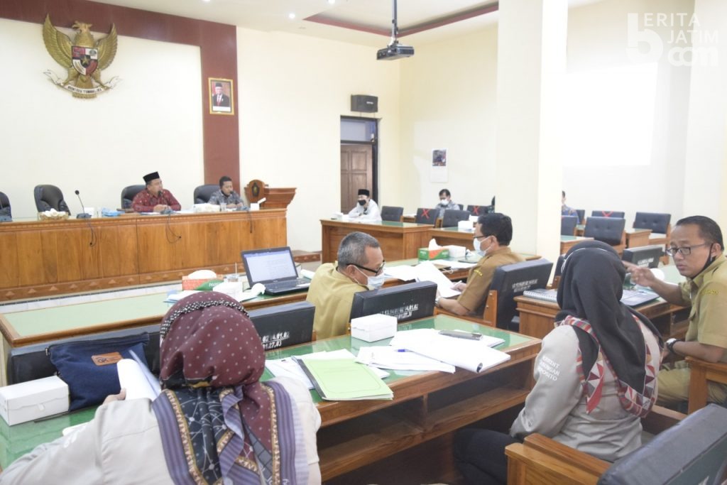 Rapat Peleburan 2 BPR Plat Merah di Trenggalek Alot