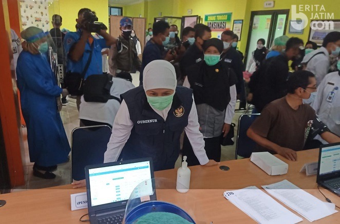 Gubernur Khofifah Tinjau Pelayanan Vaksinasi Covid-19 di Madiun
