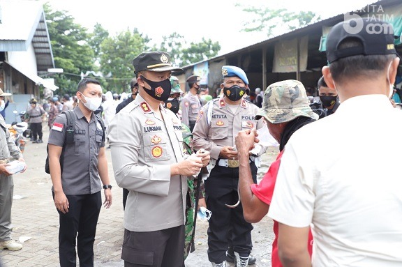 Blusukan ke Pasar, Kapolres Kediri Bagikan Masker