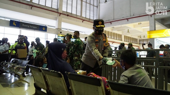 Kapolda Jatim dan Pangdam Bagikan Sembako di Terminal Bungurasih