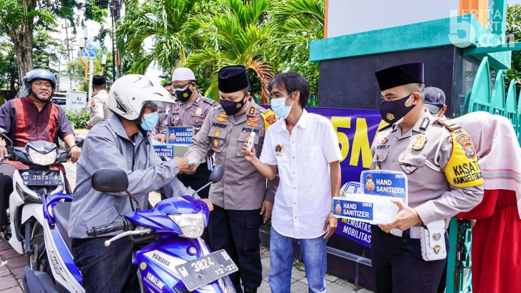 Kapolres dan PWI Gresik Bagikan Masker di Masjid Agung