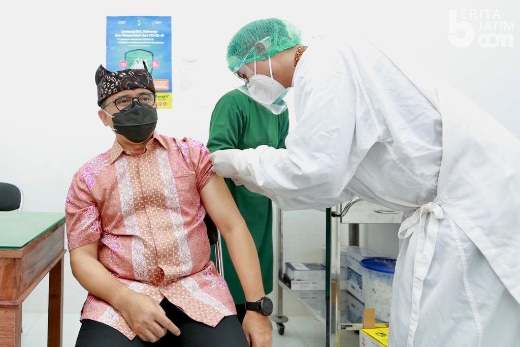 Reaksi Anas Bupati Banyuwangi Saat Disuntik Vaksin Dosis Kedua