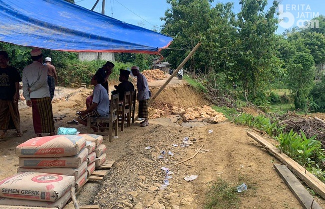 Warga Perbaiki Jalan Raya Secara Swadaya