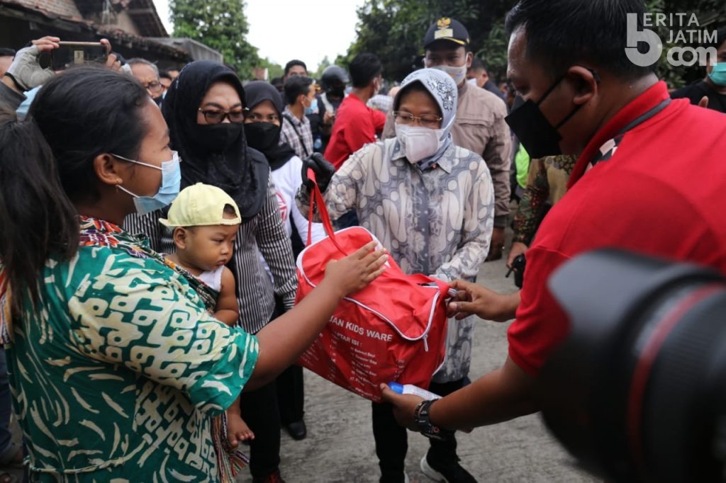 Risma Marah-marah saat Distribusikan Bantuan Korban Banjir di Jombang