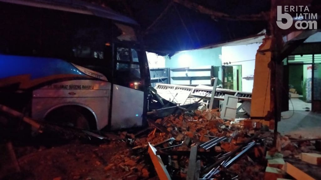 Ciiiitt…Bruak! Bus Sugeng Rahayu Tabrak Rumah di Mojokerto