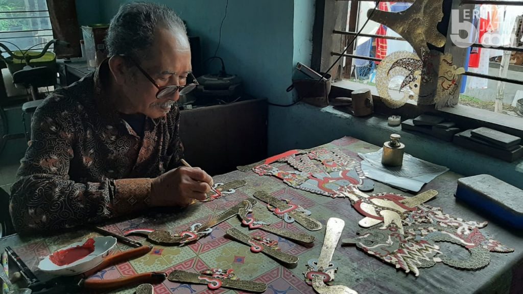 Perajin Wayang Kulit Kediri Banjir Pesanan di Musim Pandemi