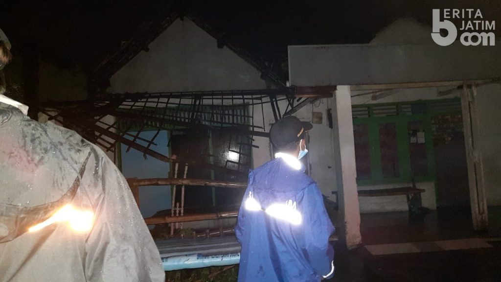 Puluhan Rumah di Mojokerto Disapu Angin Kencang