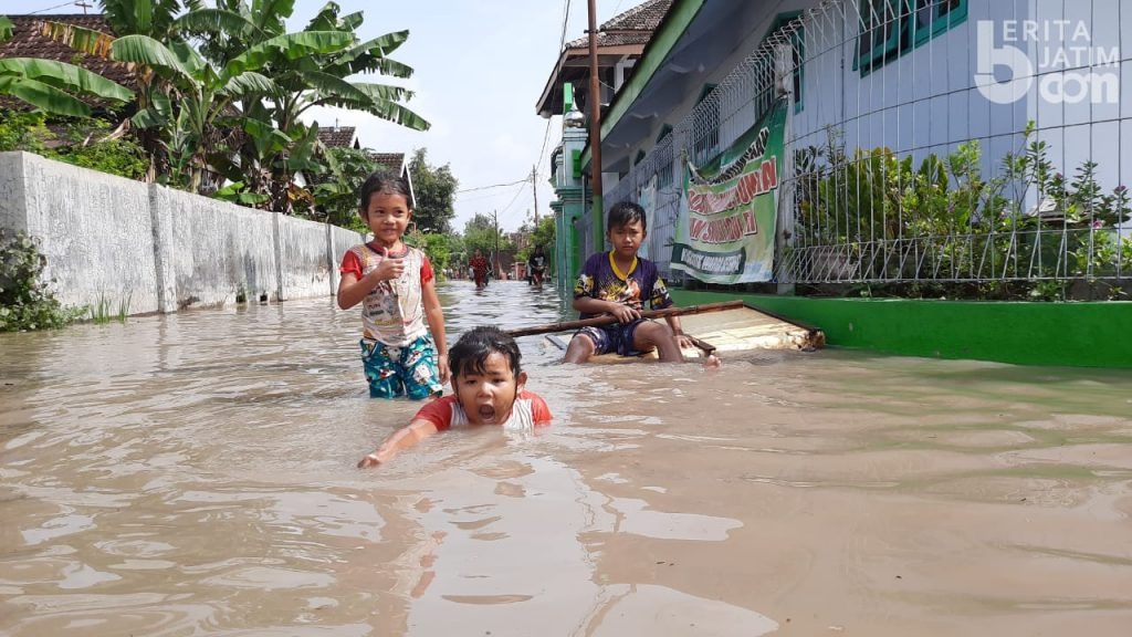 Selain Disapu Angin Kencang, Banjir Juga Rendam Rumah Warga di Mojokerto