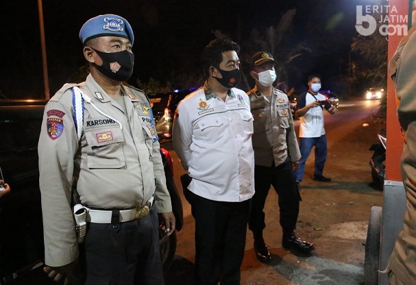 Langgar Jam Malam PPKM Mikro, Petugas Bubarkan Pengunjung Kafe di Jombang