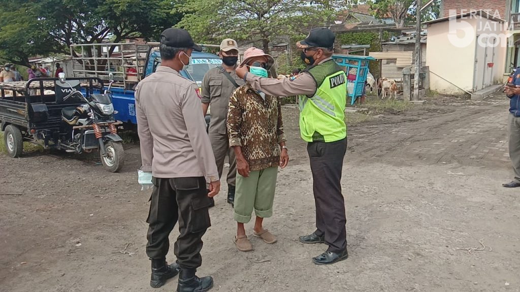 TNI dan Polisi Gresik Gelar Operasi Yustisi di Pasar Hewan