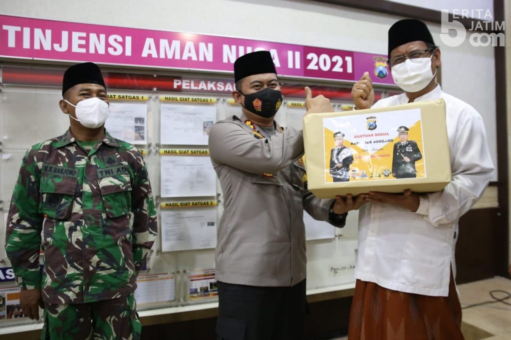 Polres Jombang Bagikan 35 Ribu Masker untuk Santri