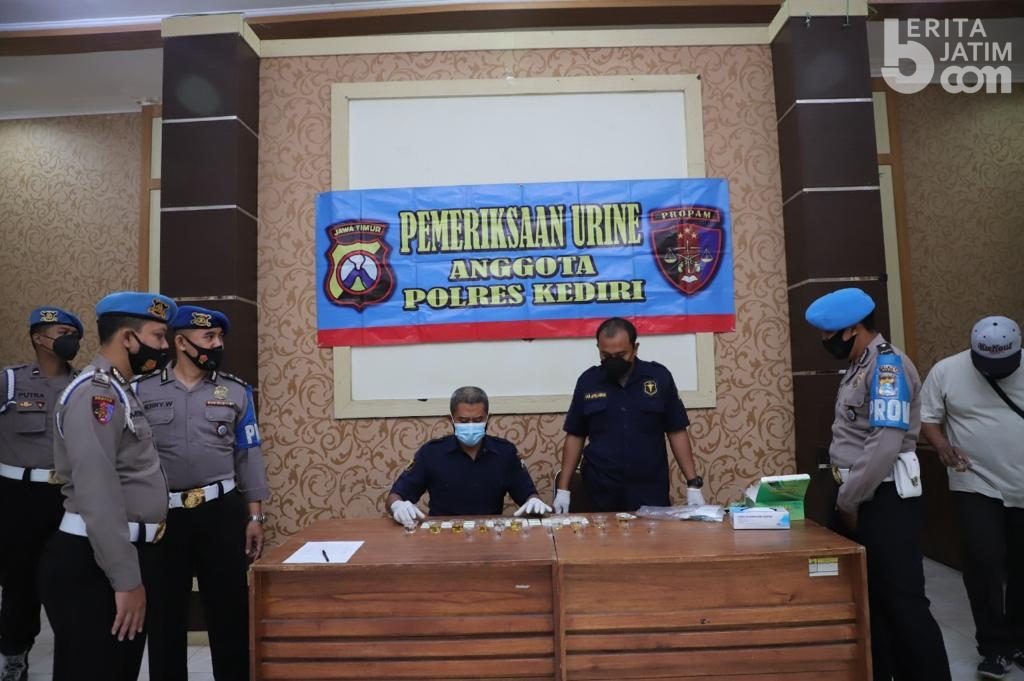 Anggota Polresta Kediri Tes Urine Narkoba