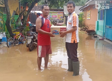 Pikul Sembako, Relawan BMH Terabas Banjir Lumajang
