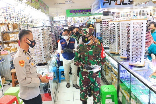 Sekdaprov dan Forkopimda Jatim Bagikan Masker di PGS
