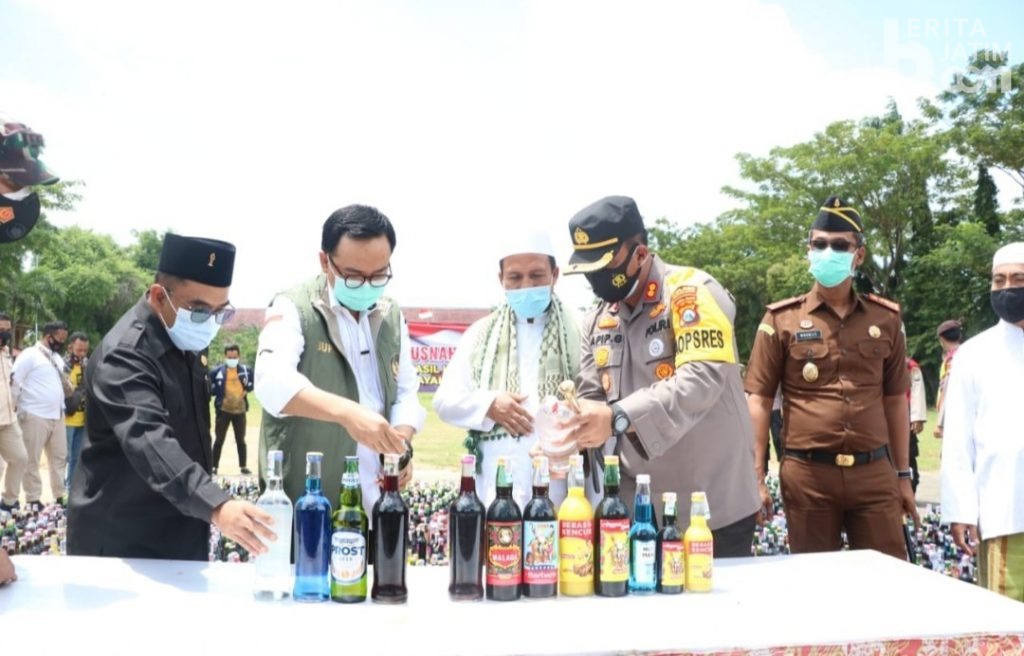 Ribuan Botol Miras Dimusnahkan di Pamekasan