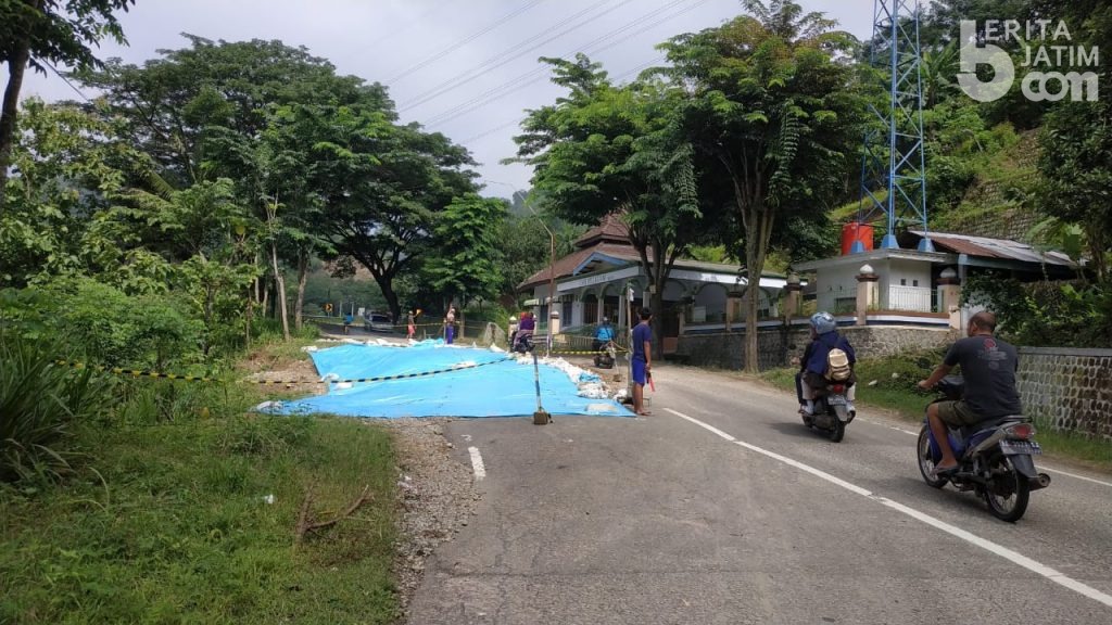 Ruas Jalan Nasional Ponorogo-Pacitan Ambles, Lalu Lintas Pakai Sistem Buka Tutup