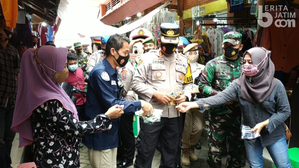 Bersama PWI, Kapolresta dan Dandim 0815 Mojokerto Bagi-bagi Masker