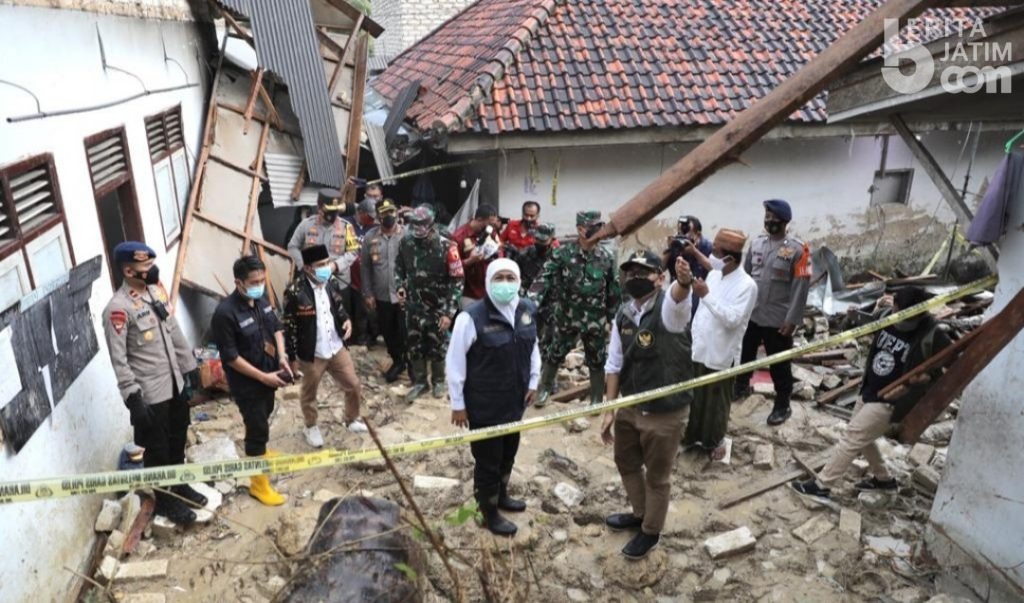 Gubernur Jatim Sampaikan Duka Mendalam Bagi Korban Longsor di Pamekasan