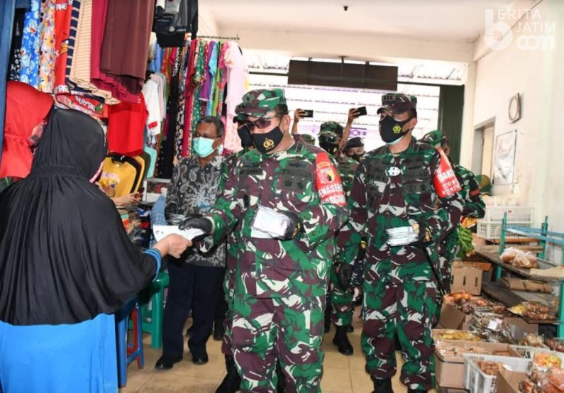 Irdam Kodam V Brawijaya Bagi Masker di Pacitan
