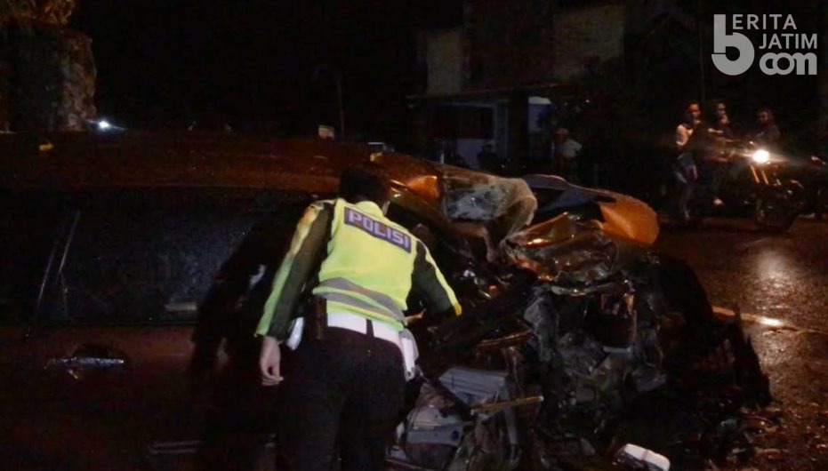 Truk Vs Xenia di Tikungan Jalan MT Haryono Ponorogo, Sopir Terjepit