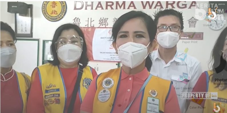 Lions Club Surabaya Shining Bagikan Paket Sembako